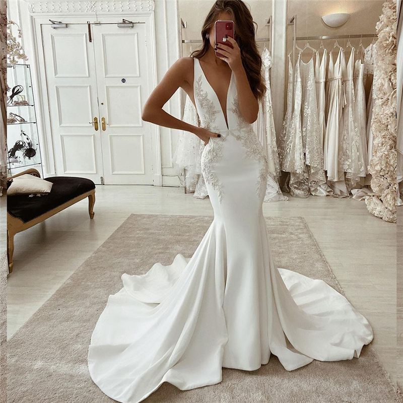 Sexy Backless Mermaid Wedding Dresses Court Train Lace Appliques Deep V-Neck Sleeveless Summer Long Satin Bridal Gowns Lace Appliques Charming Boho Br