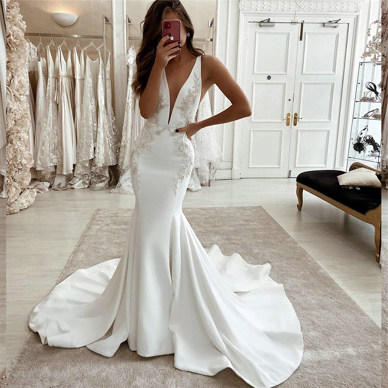 Sexy Backless Mermaid Wedding Dresses Court Train Lace Appliques Deep V-Neck Sleeveless Summer Long Satin Bridal Gowns Lace Appliques Charming Boho Br