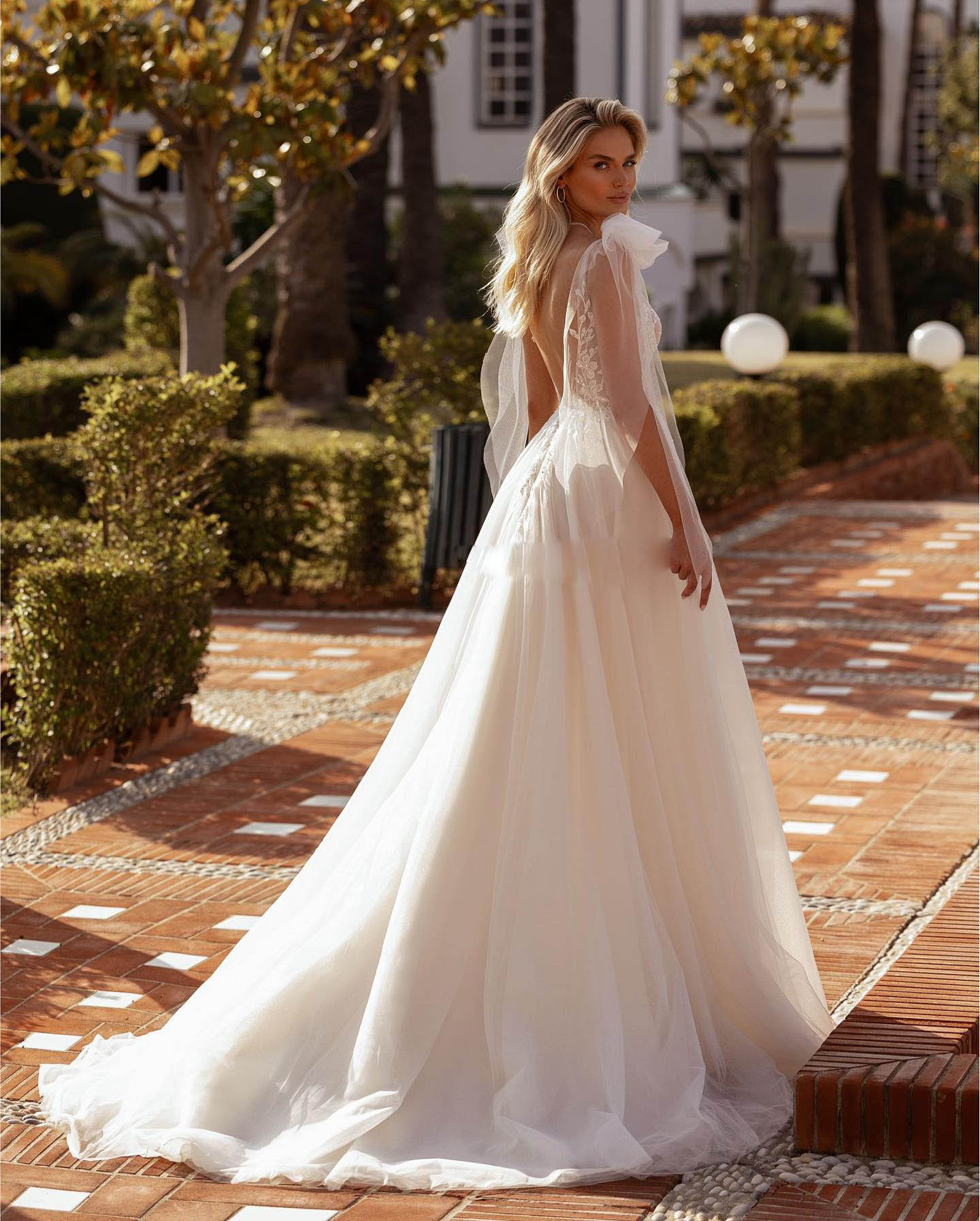 Charming A Line Wedding Dresses Bow Tie Strap V Neck Boho Bridal Gown Ruched Tulle Lace Applique robe de mariee