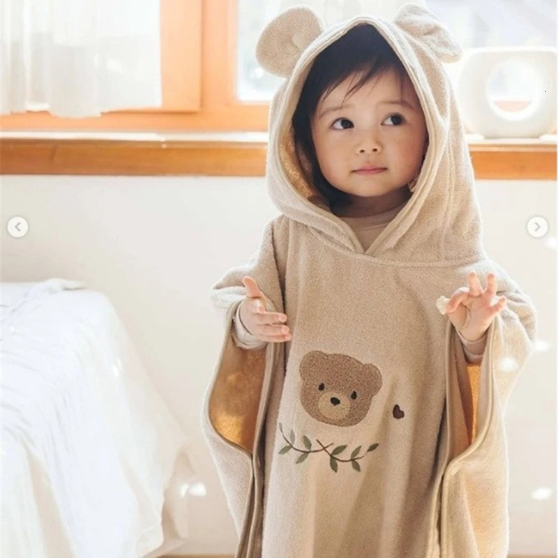 Towels Robes Cartoon Baby Bath Towel Microfiber Cotton Hooded Beach Towel born Cape Towels Soft Poncho Kids Bathrope Washcloth Baby Stuff 231212