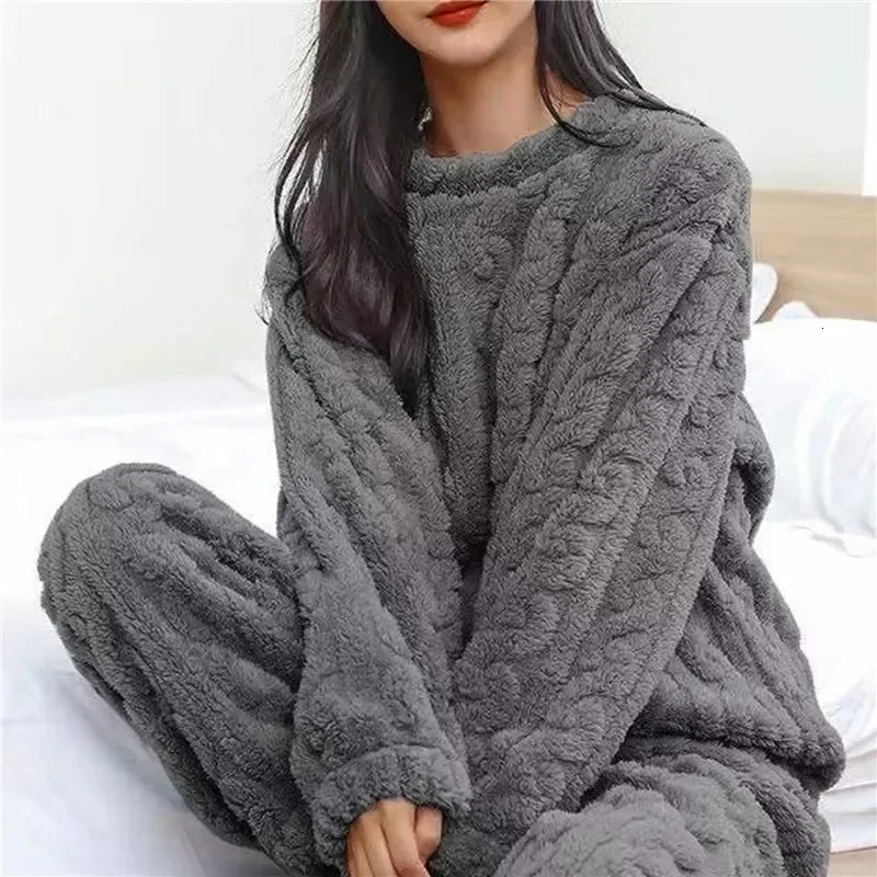 Women's Sleepwear Winter Fleece Pajamas Thickened Warm And Comfortable Homewear For Women Long Sleeved Velvet Cute Home Heating Set 231212