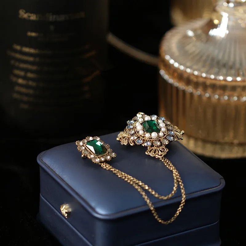 Pins Brooches Baroque English style rhinestone brooch jade tassel chain pearl brooch collar shirt brooch accessories 231213