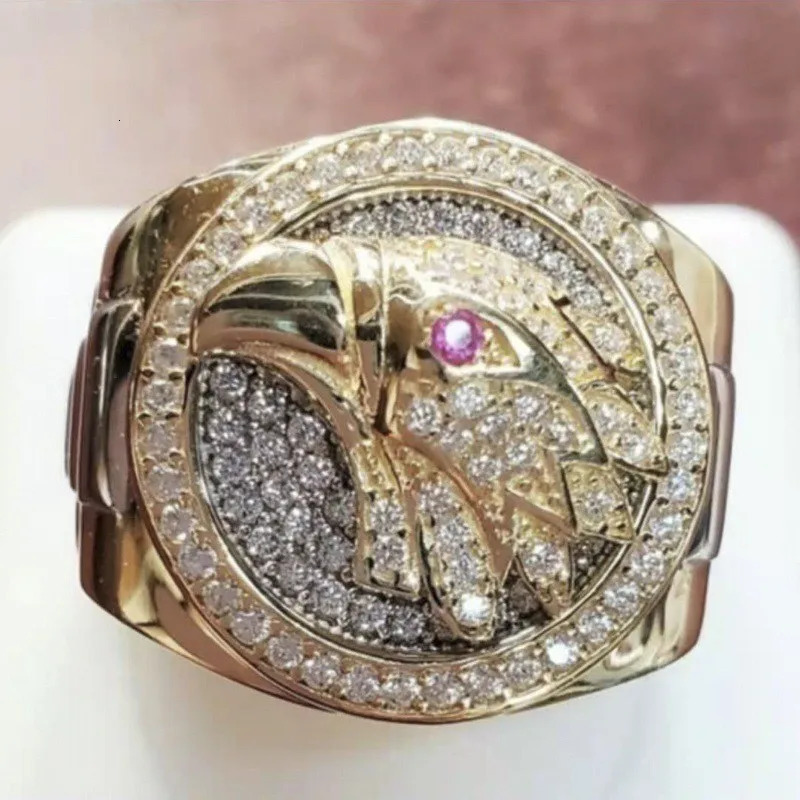 Wedding Rings Fashion Jewelry European and American Style Crown Skull Cross Wing Gold Plated Colorful Alloy Mens Party Jewelry Ring 231213
