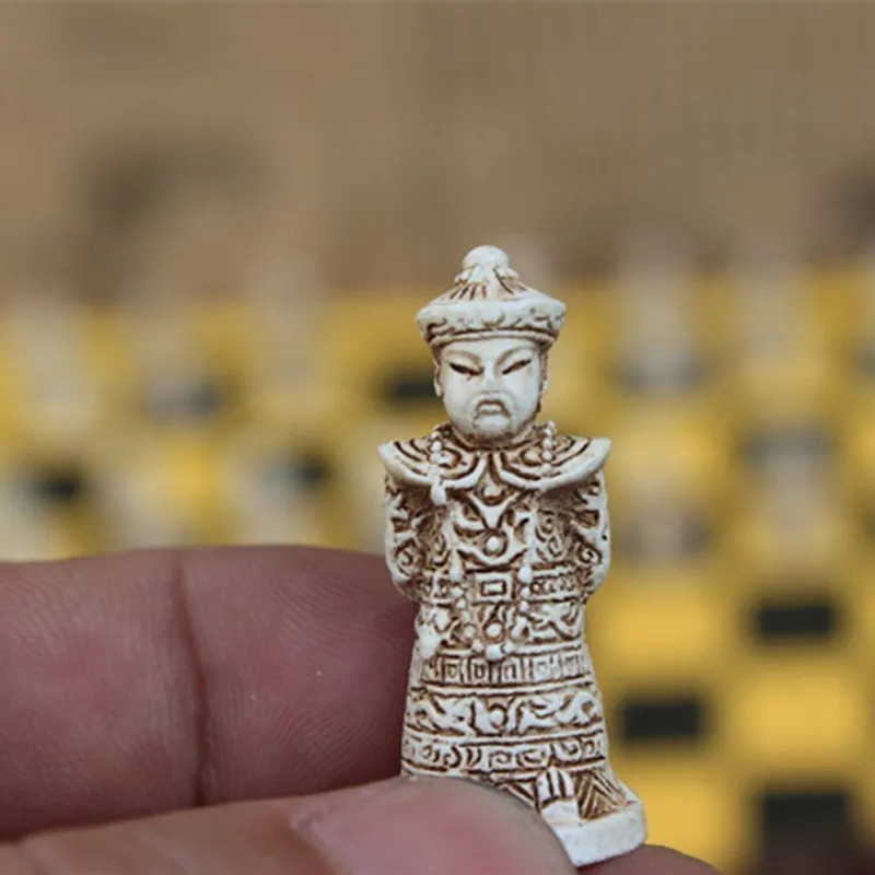 Chess Games Antique Chess Small Leather Chess Board Qing Bing Lifelike Chess Pieces Characters Parenting Gifts Entertainment 231215