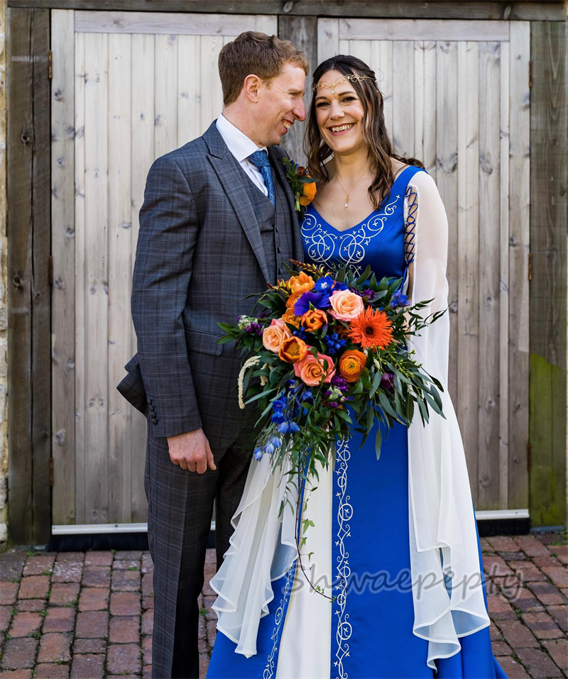 A Vintage e Embroidery Wedding Dress Royal Blue and White Long Satin Bridal Gowns Front Split V-neck Victorian Robe De Mariee Flare Sleeve Plus Size B