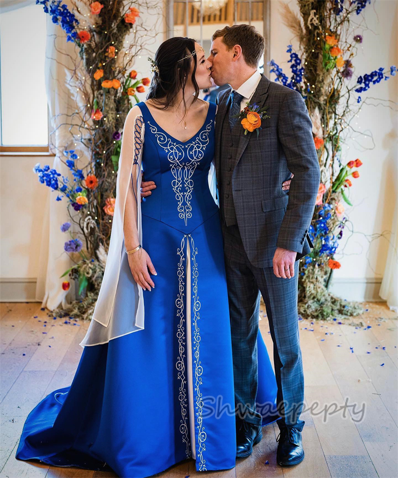 A Vintage e Embroidery Wedding Dress Royal Blue and White Long Satin Bridal Gowns Front Split V-neck Victorian Robe De Mariee Flare Sleeve Plus Size B