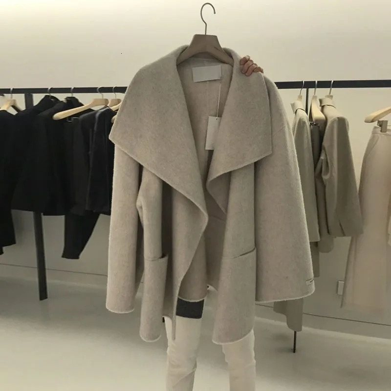 Women's Wool Blends Hepburn Style French Elegant Woolen Coat Women 2023 Winter Korean Fashion Loose Thick Tops Long Sleeve Allmatch Female Clothe