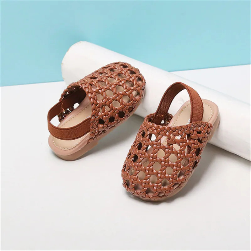 Flat shoes 2023 Summer Infant Shoes Hollow Out Braid First Walkers Soft Sole Fashion Baby Girls Sandals EU 1525 231219