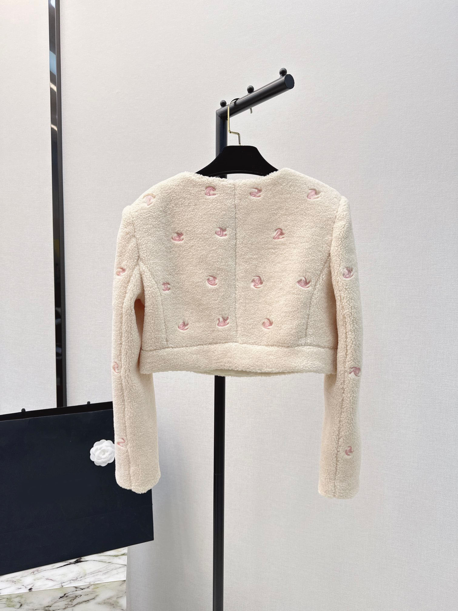 Fashion Runway Winter embroidery Lady Casual Lamb Jacket Women's O-Neck Pocket Single Breasted Long Sleeve Short Style Jacket