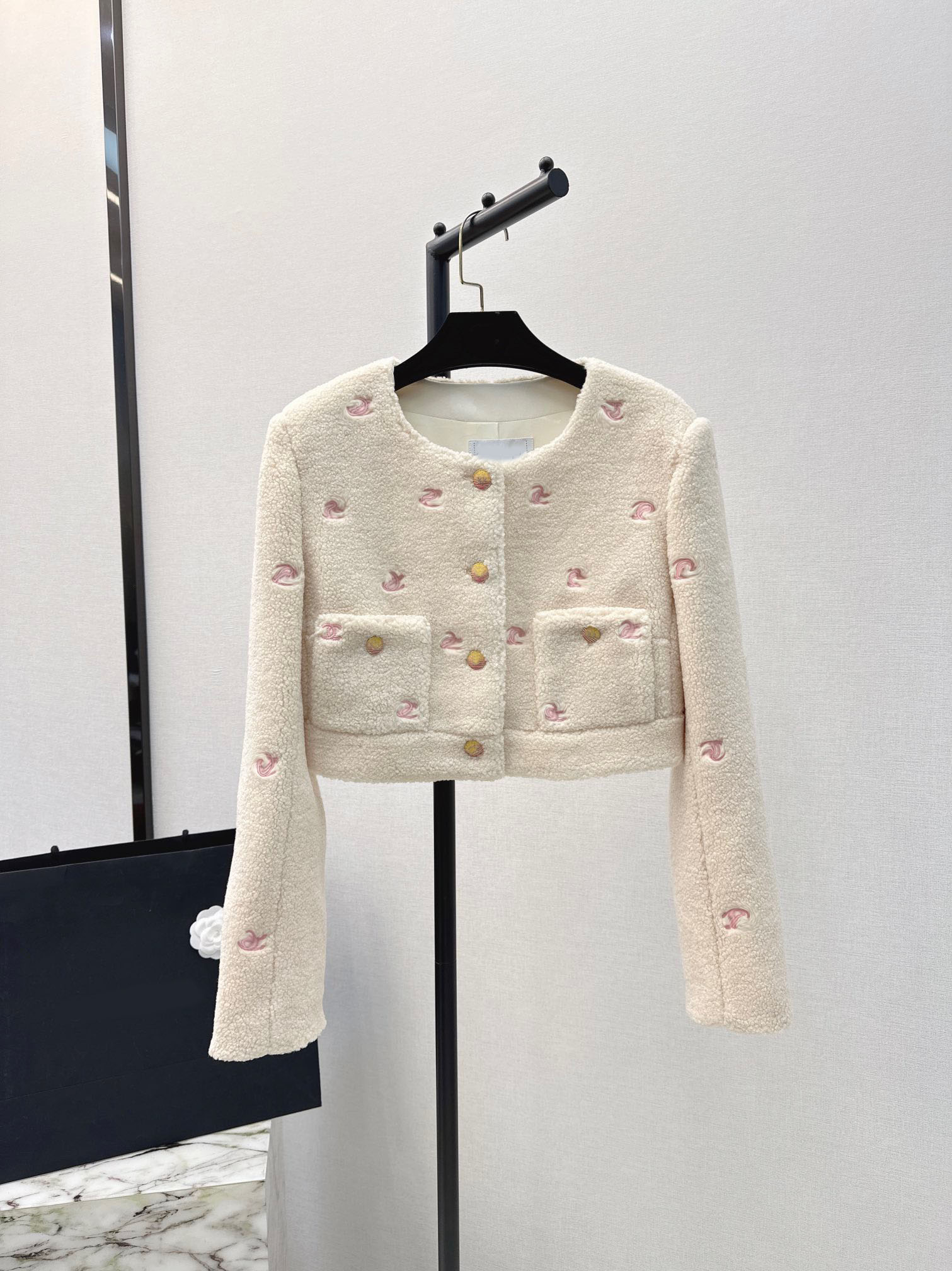 Fashion Runway Winter embroidery Lady Casual Lamb Jacket Women's O-Neck Pocket Single Breasted Long Sleeve Short Style Jacket