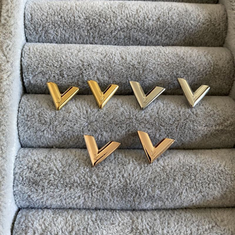 3 Colors Luxury Brand Studs Cute Size Earrings Stainless Steel Simple V Letter Love Women Designer Earrings Wholesale