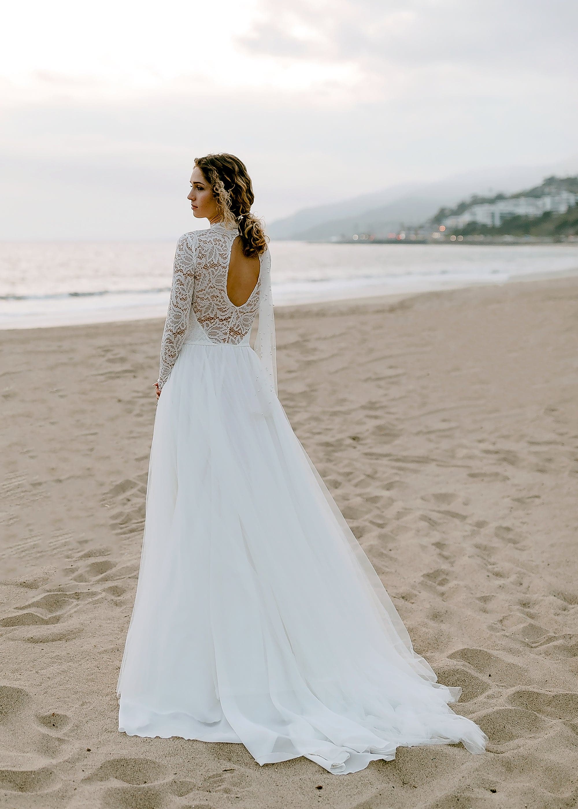Simple High Neck A Line Wedding Dresses Lace Long Sleeves Beach Bridal Gowns Sexy Open Back Ivory Tulle Vestidos De Novia Sweep Train 2024