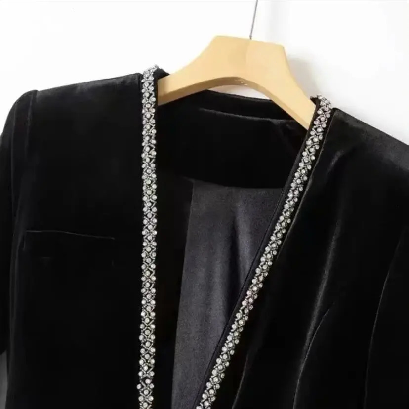 Women s Suits Blazers High End Boutique 2023 Spring And Autumn Small Suit Style Outwear Fashion Gold Velvet Beaded One Button Coat 231219