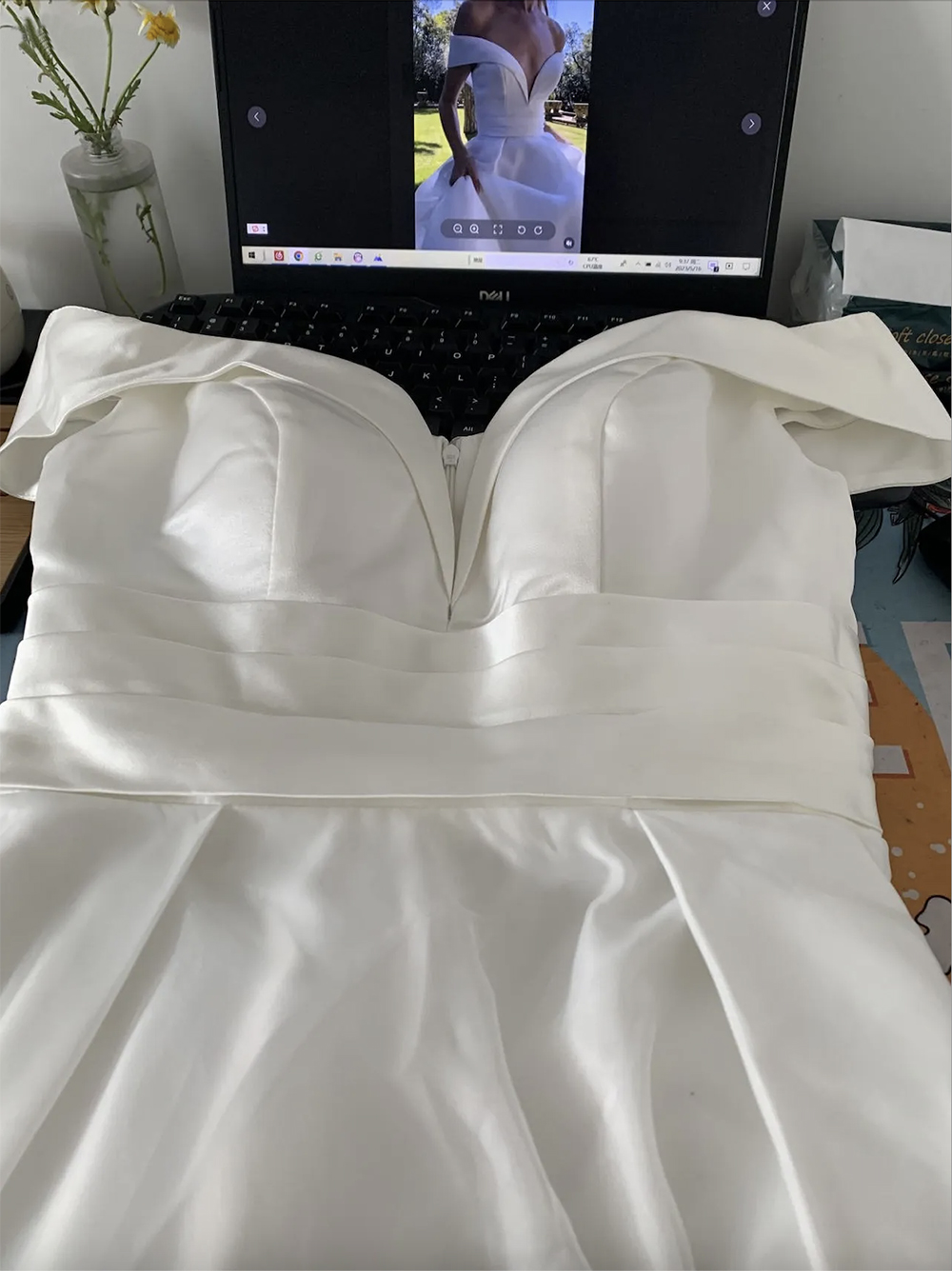 Sexy Off The Shoulder A Line Wedding Dresses Boho Garden Simple White Satin Second Reception Bridal Gowns Buttons Back Court Train Bride Robes de Mari