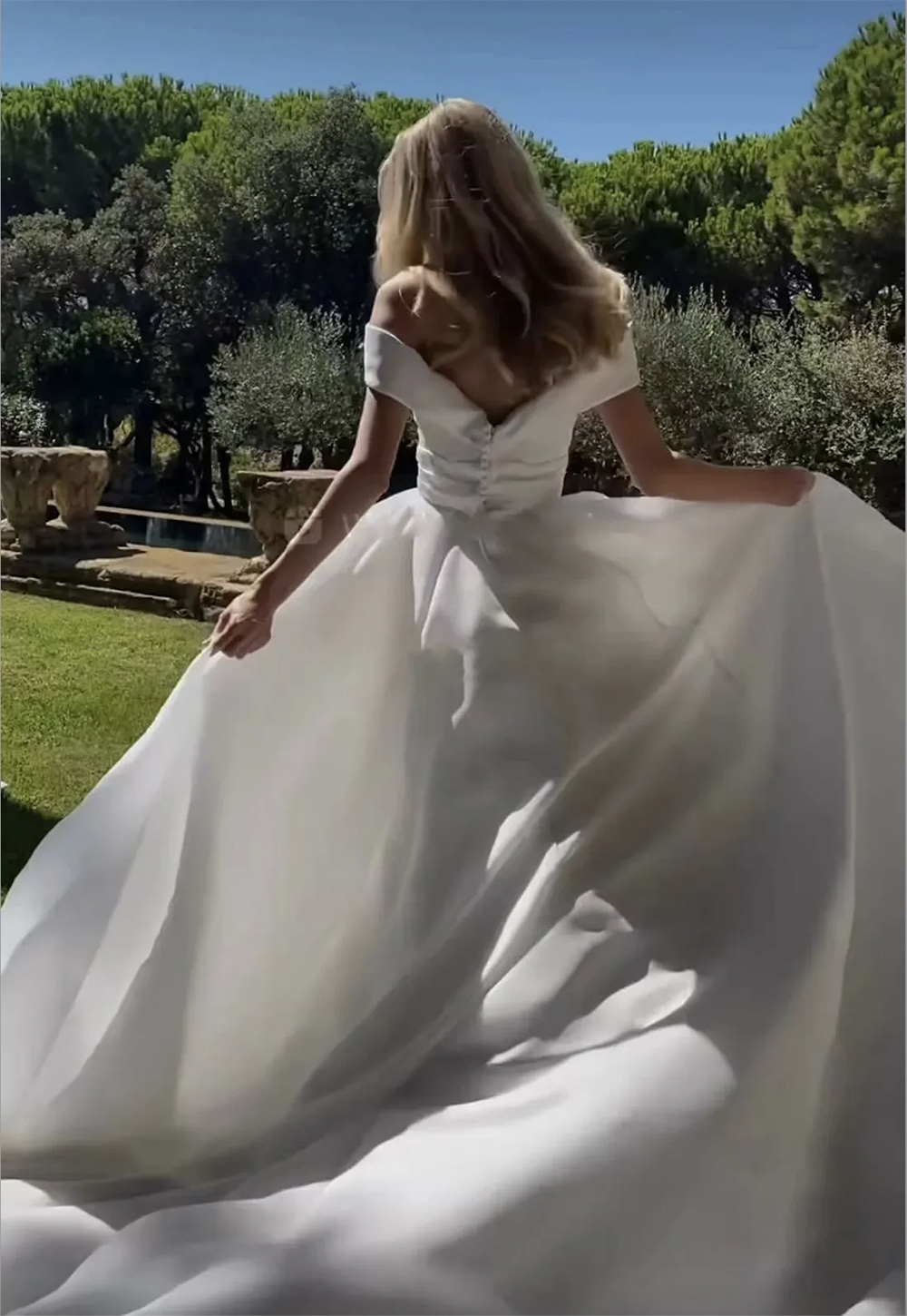 Sexy Off The Shoulder A Line Wedding Dresses Boho Garden Simple White Satin Second Reception Bridal Gowns Buttons Back Court Train Bride Robes de Mari