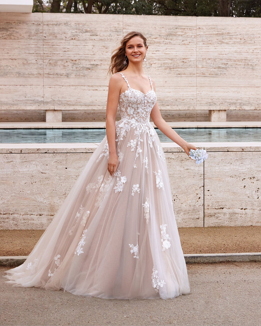 Simple Boho 2024 Wedding Dresses for Bride Lace Appliqued Spaghetti Neck Wed Dress Tulle Sweep Train Bridal Gowns