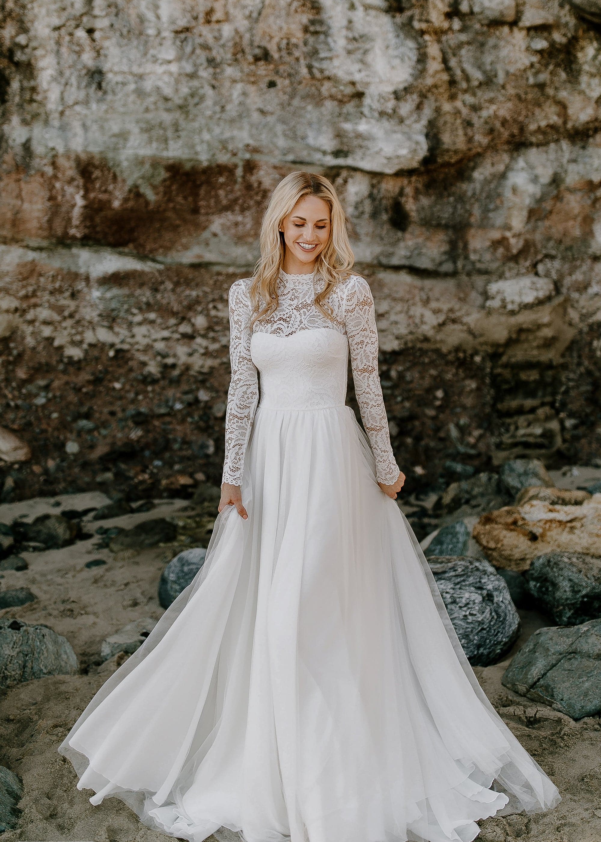 Simple High Neck A Line Wedding Dresses Lace Long Sleeves Beach Bridal Gowns Sexy Open Back Ivory Tulle Vestidos De Novia Sweep Train 2024