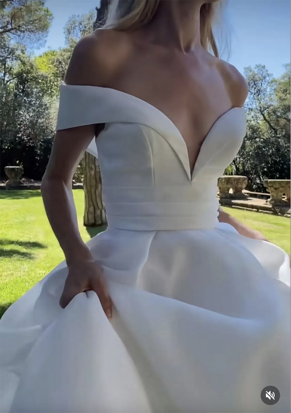 Sexy Off The Shoulder A Line Wedding Dresses Boho Garden Simple White Satin Second Reception Bridal Gowns Buttons Back Court Train Bride Robes de Mari