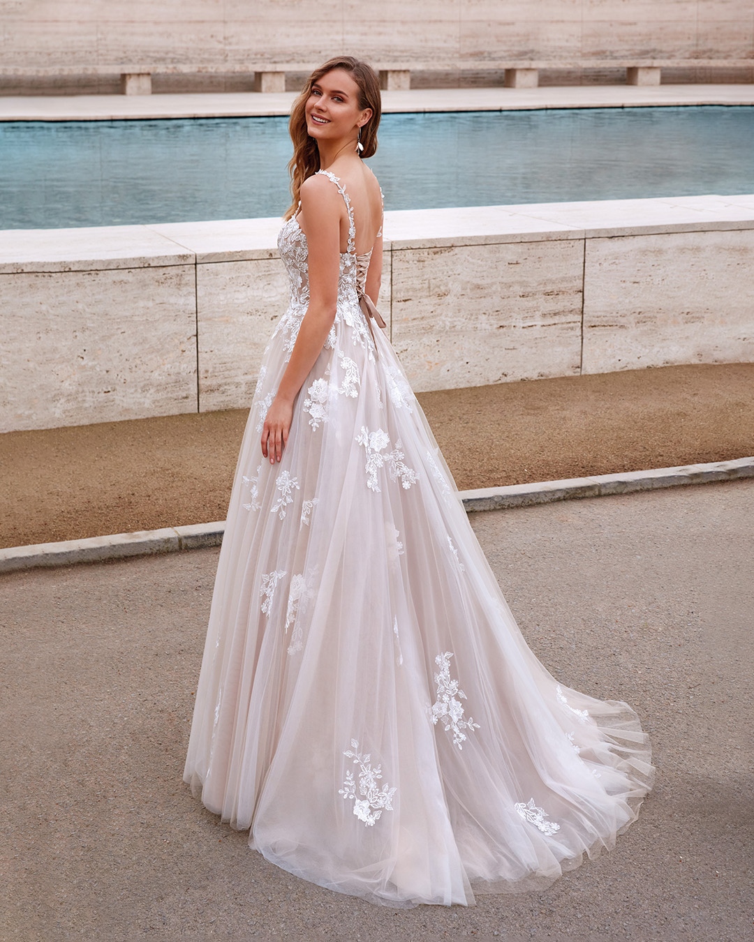 Simple Boho 2024 Wedding Dresses for Bride Lace Appliqued Spaghetti Neck Wed Dress Tulle Sweep Train Bridal Gowns