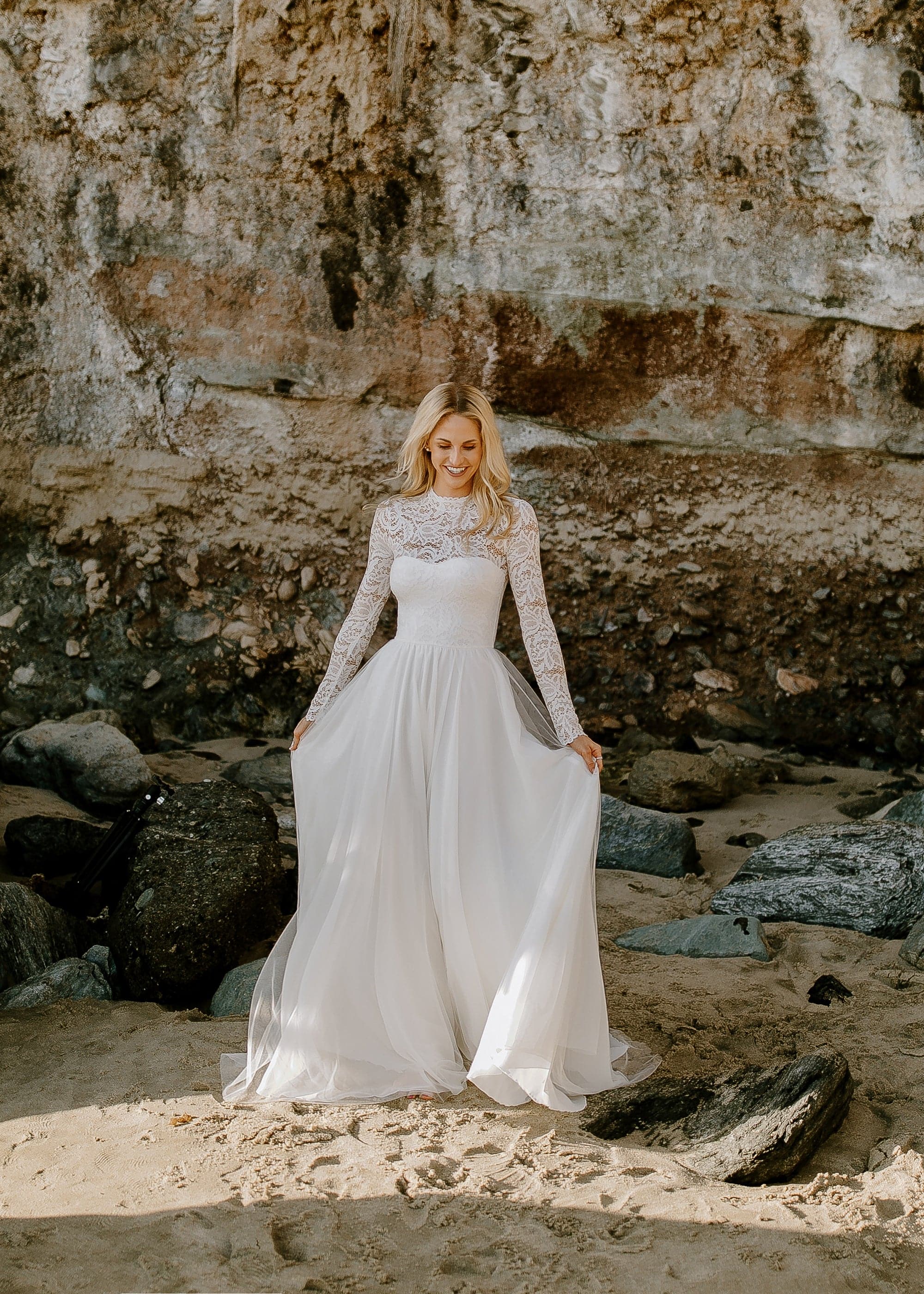 Simple High Neck A Line Wedding Dresses Lace Long Sleeves Beach Bridal Gowns Sexy Open Back Ivory Tulle Vestidos De Novia Sweep Train 2024