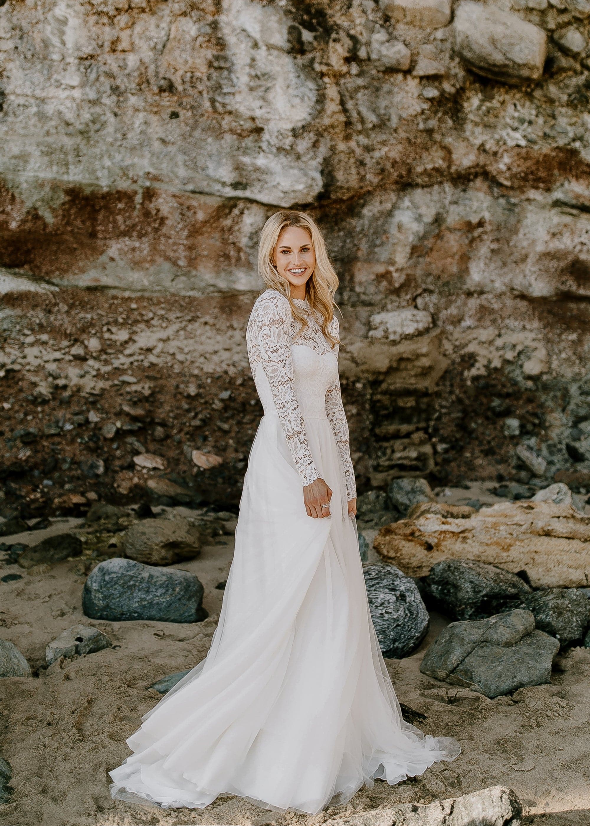 Simple High Neck A Line Wedding Dresses Lace Long Sleeves Beach Bridal Gowns Sexy Open Back Ivory Tulle Vestidos De Novia Sweep Train 2024