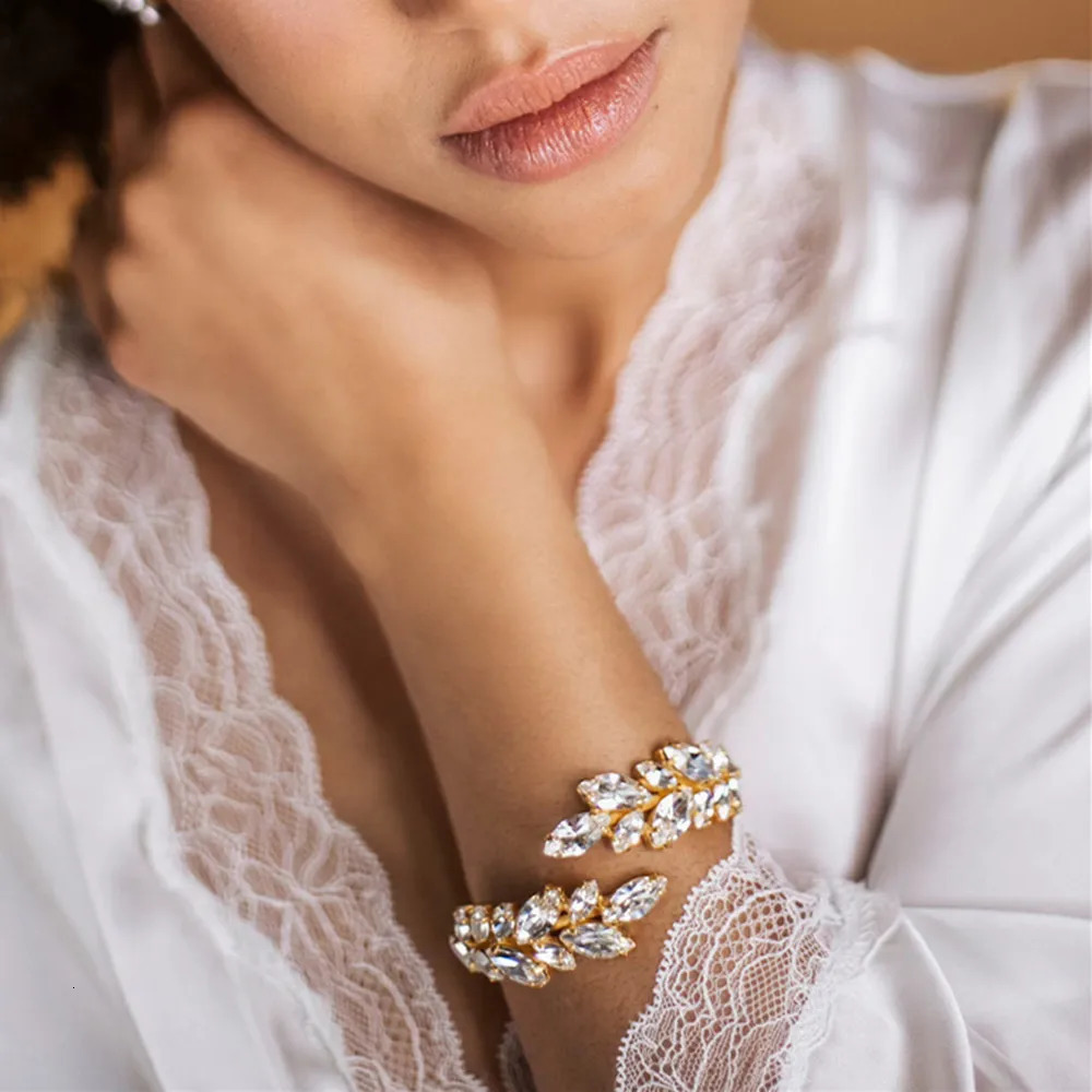 Gorgeous Bridal Open Leaf Bracelet Arm Ring Wedding Jewelry for Women Elegant Crystal Upper Cuff Body Bangles 231220