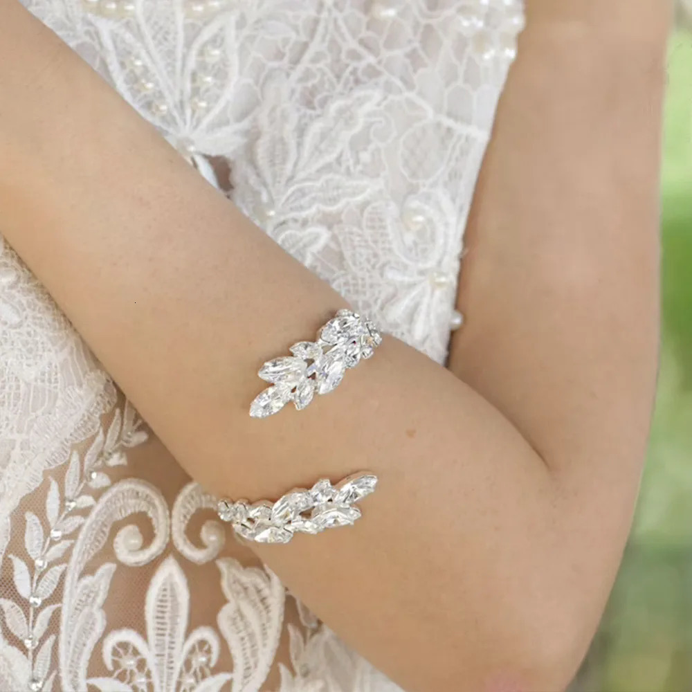 Gorgeous Bridal Open Leaf Bracelet Arm Ring Wedding Jewelry for Women Elegant Crystal Upper Cuff Body Bangles 231220