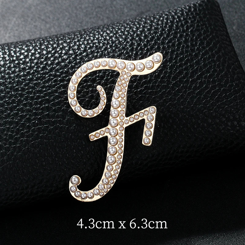 English letters A-Z Pearl brooch Metal Latin letters Pins Women's set accessories Tight fitting corset DIY Name customization 231222