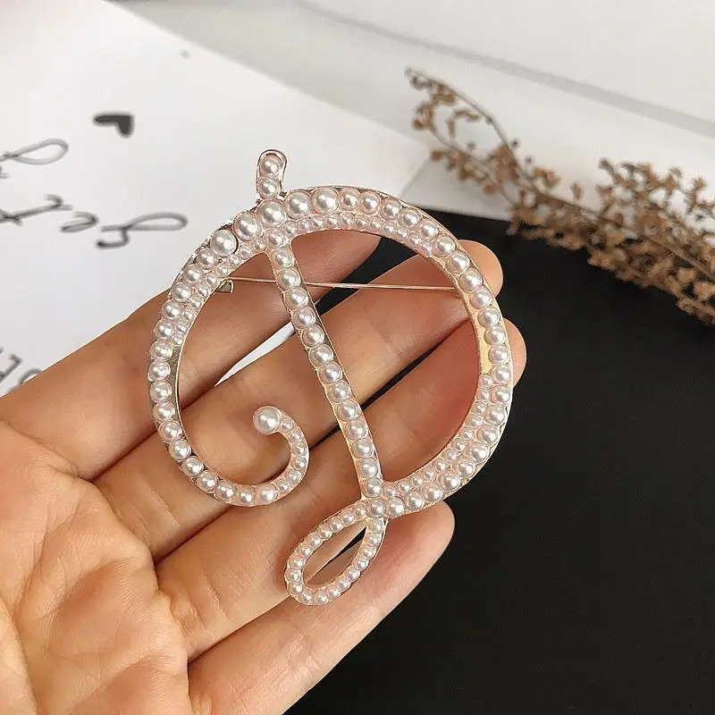 English letters A-Z Pearl brooch Metal Latin letters Pins Women's set accessories Tight fitting corset DIY Name customization 231222