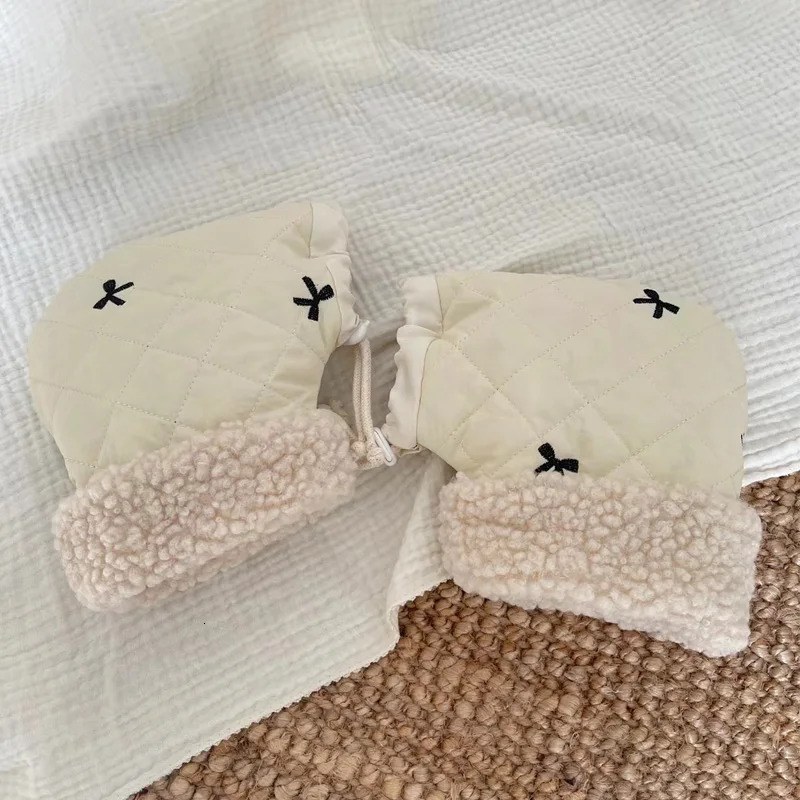 Korean Cartoon Bear Children's Cycling Gloves Winter Windproof Fleece Lined Scooter Mittens Warm Handmuff for Outdoor Activities 231221