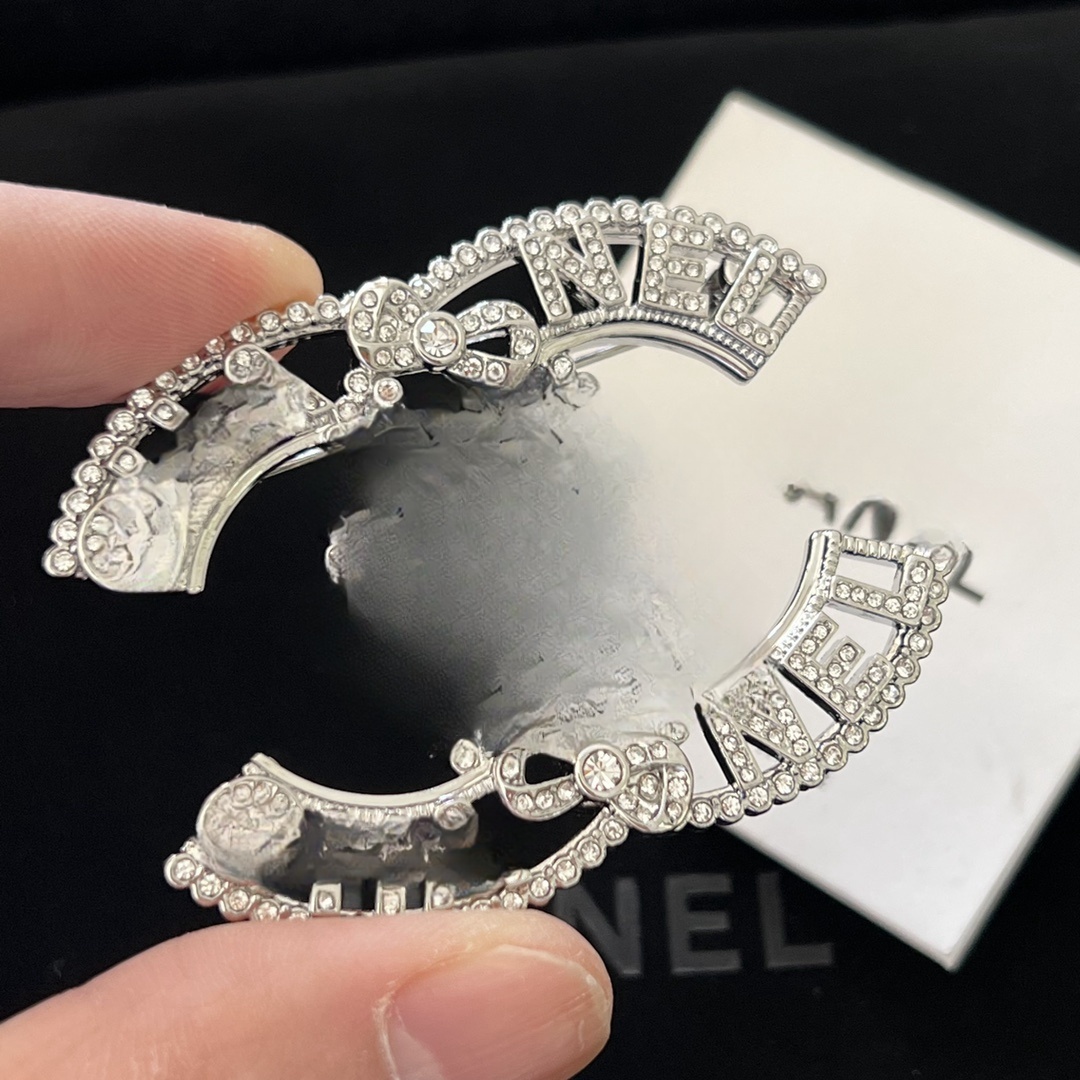 Version Haute Small Fragrance Bow Set Diamond Joker Brooch parfum Home Double Letter Full Drill Pin Corsage Small Fragant Wind Letter Bra Fashion