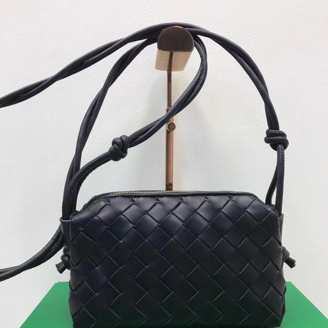 bagsHigh-end Small Square Bag Hand-held Crossbody Bag Fashionable Womens Bag Camera Bag Three-dimensional And Versatile Womens Commuting Bag
