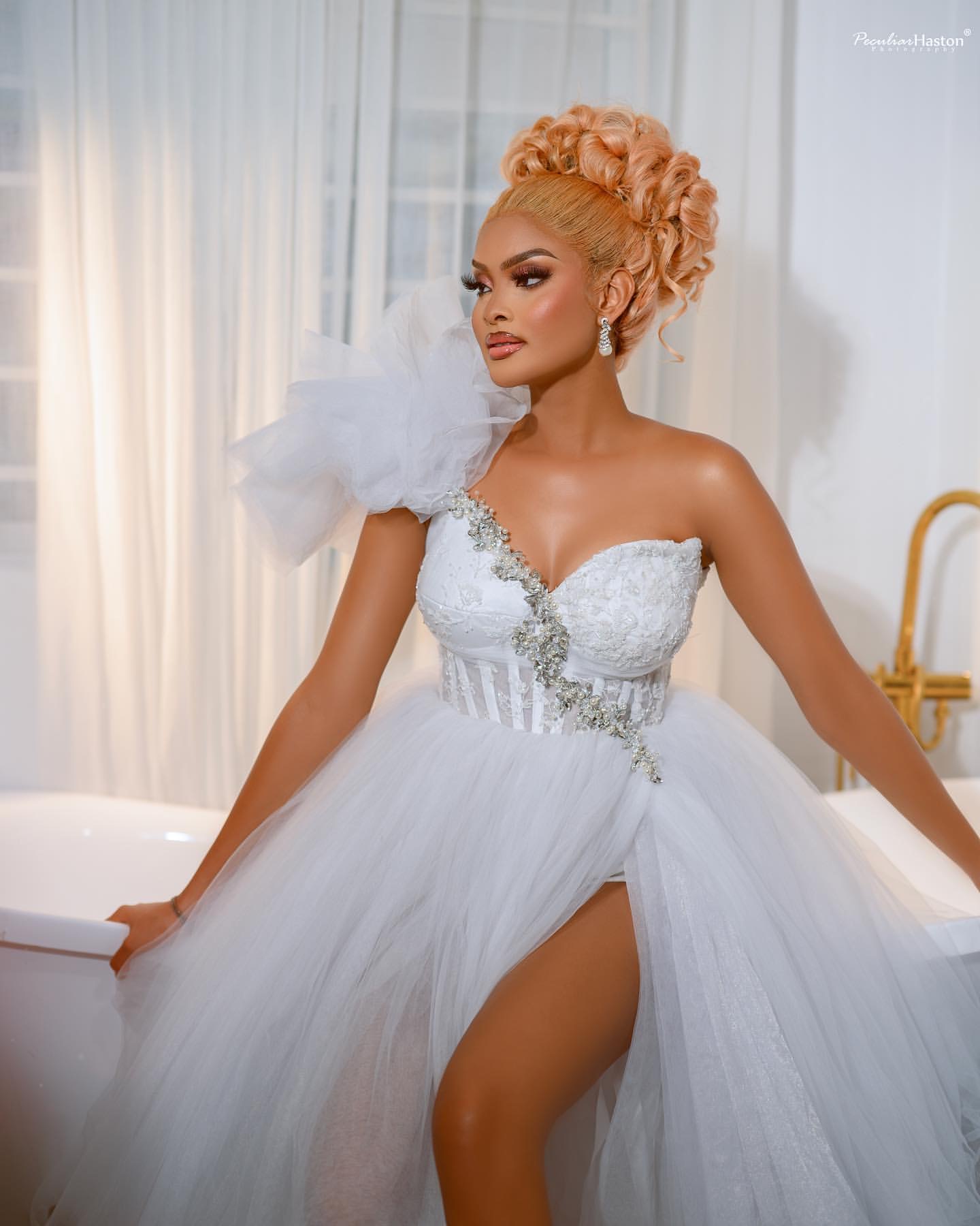 2024 Arabic Aso Ebi Plus Size White A-line Beach Wedding Dress Beaded Crystals Lace Garden Bridal Gowns Dresses ZJ202