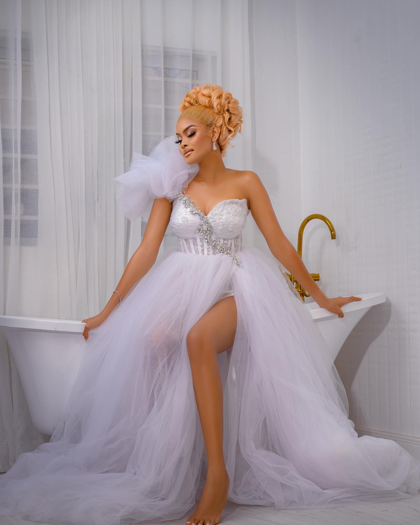 2024 Arabic Aso Ebi Plus Size White A-line Beach Wedding Dress Beaded Crystals Lace Garden Bridal Gowns Dresses ZJ202