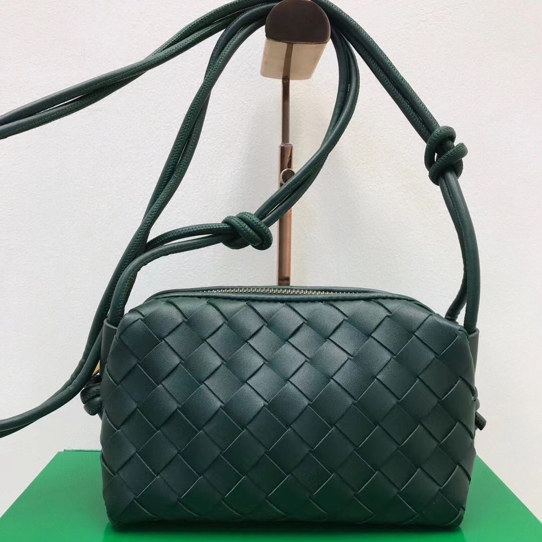 bagsHigh-end Small Square Bag Hand-held Crossbody Bag Fashionable Womens Bag Camera Bag Three-dimensional And Versatile Womens Commuting Bag