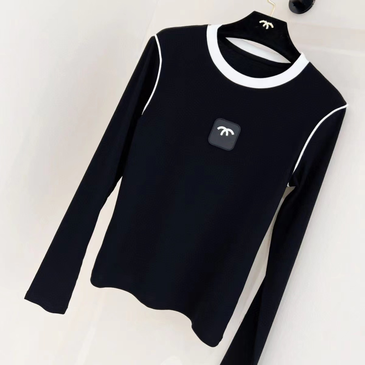 23 Years Womens Autumn and Winter New Xiaoxiang Middle Ages Series Contrast Color Long sleeved Bottom Shirt Top Versatile Fashion Slimming T-shirt