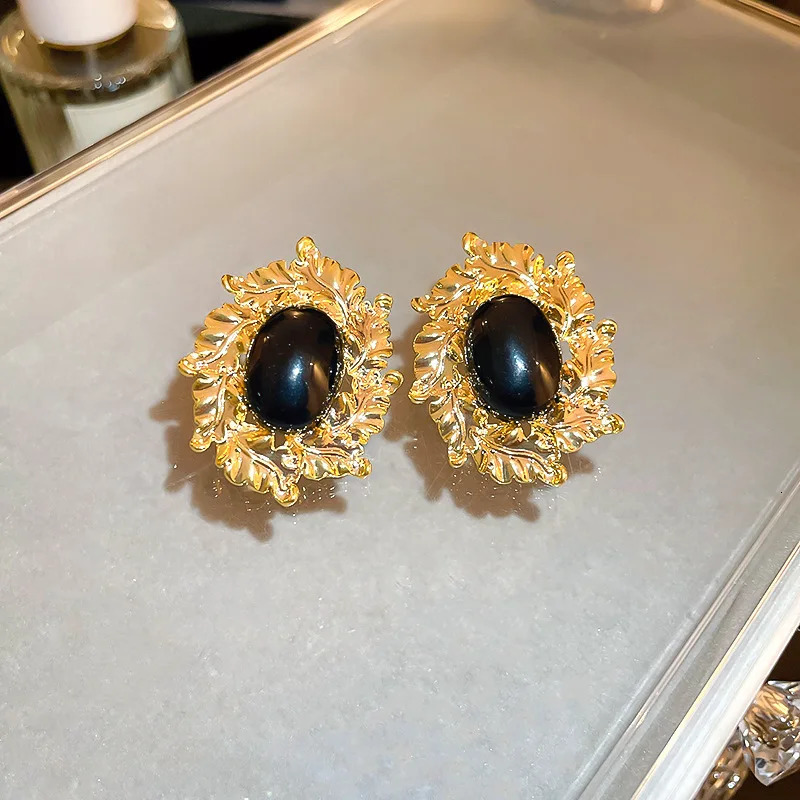 Medieval Vintage Acrylic Oval Metal Leaf Geometric Stud Earrings French Court Style Elegant Earring for Women Female Jewelry 231225