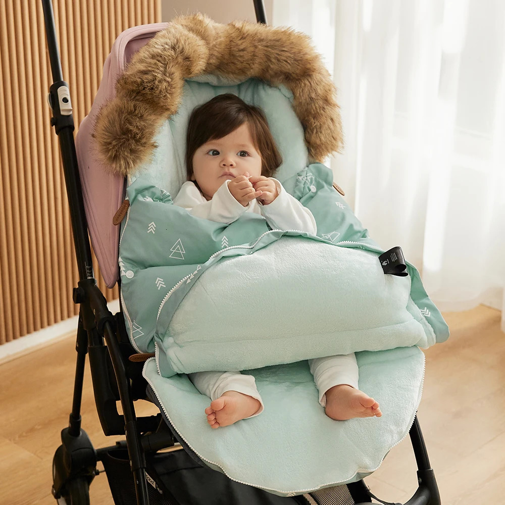 Baby Sleeping Bags Winter Thick Fur Collar Warm Footmuff For Universal Strollers Safety Seats born Envelope For Discharge 231227