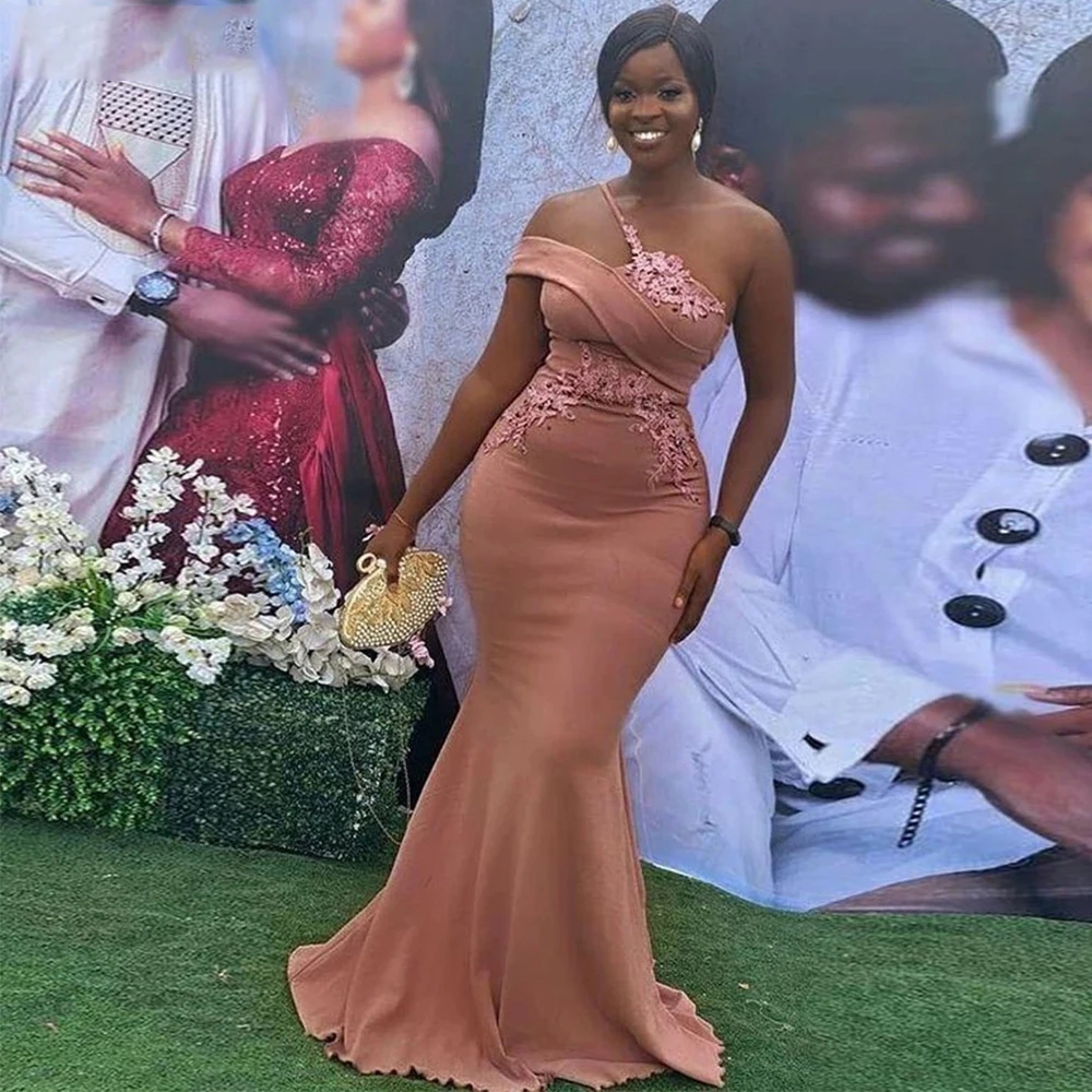 Gorgeous Dusty Pink Mermaid Bridesmaid Dresses African Girls Spaghetti One Shoulder Satin Lace Applique Pleated Evening Prom Gowns