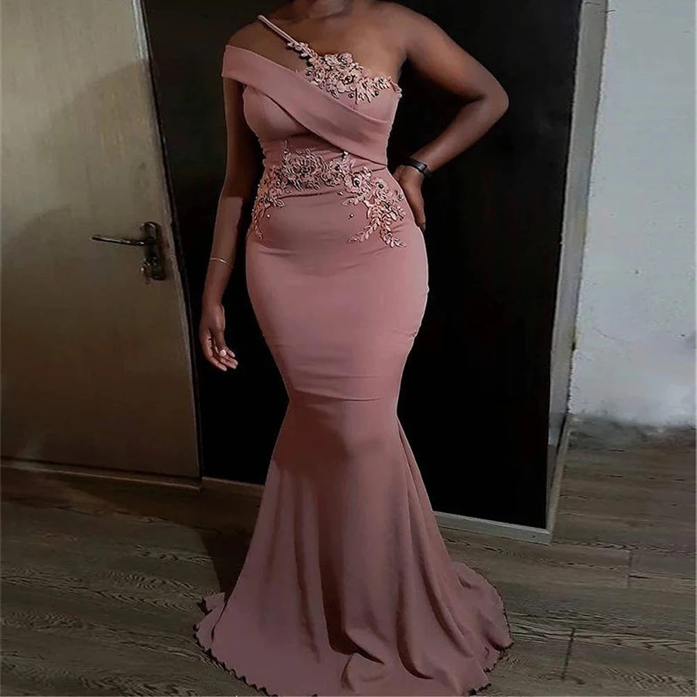 Gorgeous Dusty Pink Mermaid Bridesmaid Dresses African Girls Spaghetti One Shoulder Satin Lace Applique Pleated Evening Prom Gowns