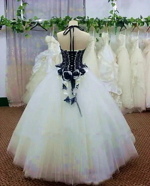 Black And White Gothic Wedding Dress With Hand Made Flowers Lace Appliques Sweetheart Neck Sleeveless Floor Length A Line Bridal Gowns Vintage Plus Si