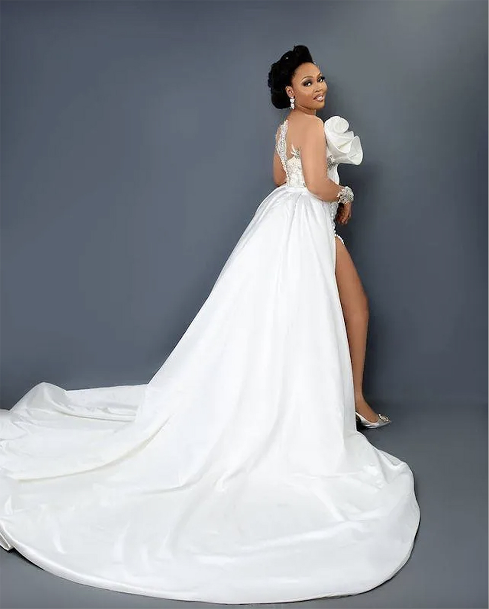 2024 Vintage Mermaid Lace Crystal Wedding Dresses Bridal Gowns Arabic Aso Ebi Long Sleeves Illusion Neck High Side Split Detachable Train Overskirts S