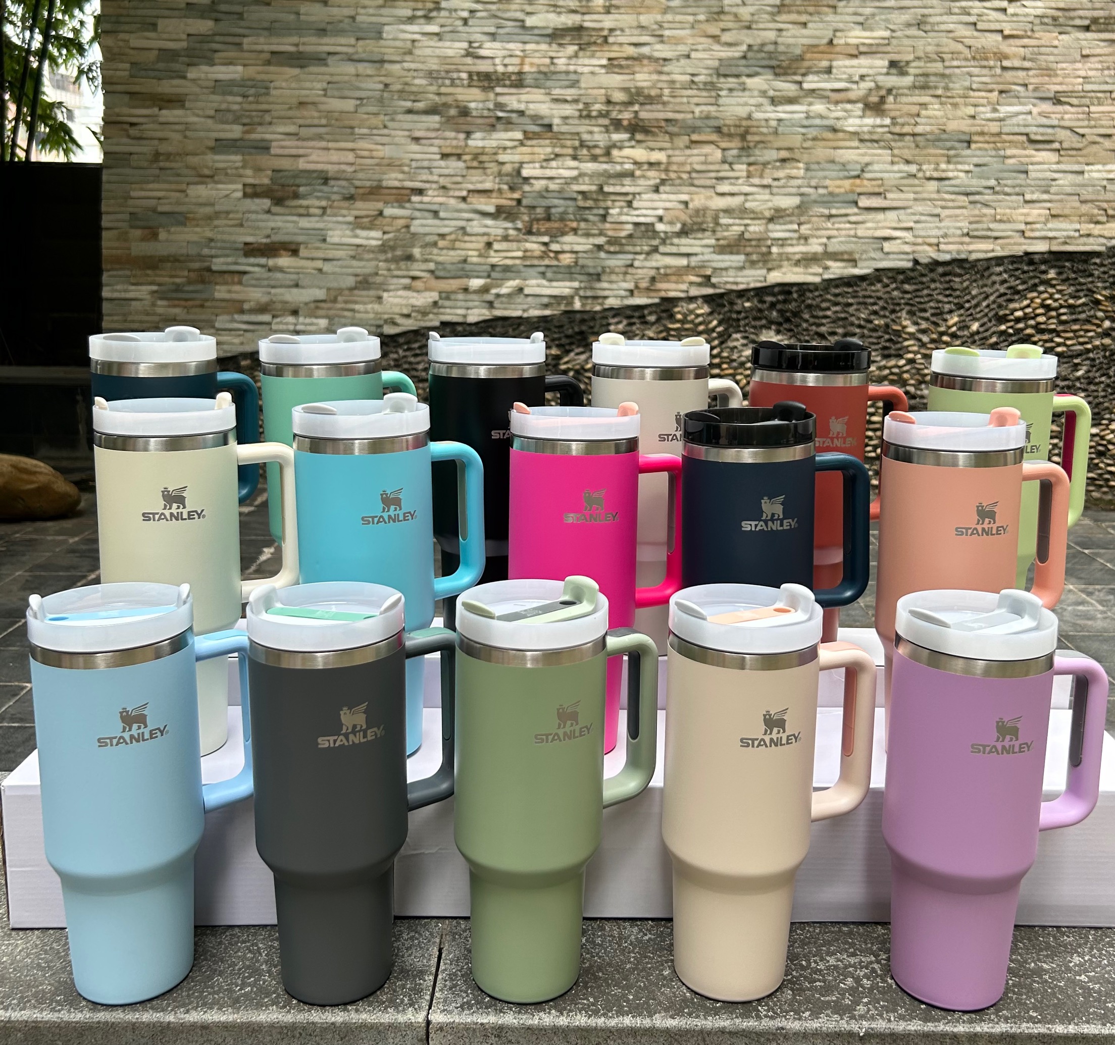 NEW stanley 2.0 40oz stainless steel tumbler with Logo handle lid straw big capacity beer mug water bottle powder coating outdoor camping cup Second generation
NEW stanley 2.0 40oz stainless steel tumbler with Logo handle lid straw big capacity beer mug water bottle powder coating outdoor camping cup Second generation