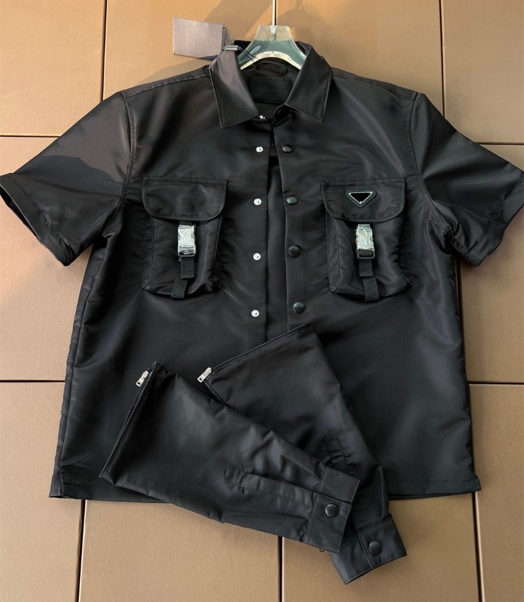 P-ra Luxury Designer Womens Brand Mens Black Shirt Polos Tshirt Fashion Casual High-quality Blouses Classic Triangle Long Sleeves Short Sleeves Two Styles Universal, Detachable sleeve shirt
P-ra Luxury Designer Womens Brand Mens Black Shirt Polos Tshirt Fashion Casual High-quality Blouses Classic Triangle Long Sleeves Short Sleeves Two Styles Universal, Detachable sleeve shirt