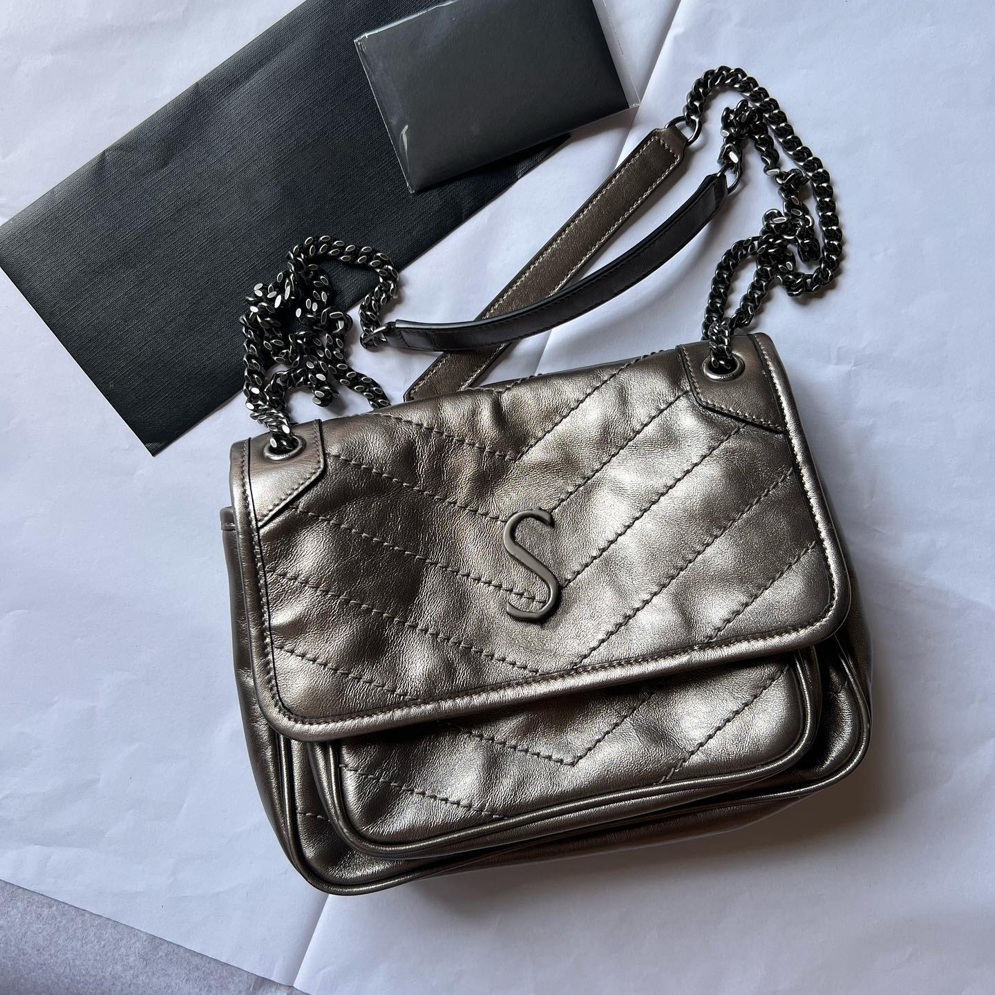 Medium fashion Luxurys large white clutch tote bag womens Genuine leather handbags crossbody cosmetic bags Mens Designer chain shoulder sling flap messenger bag