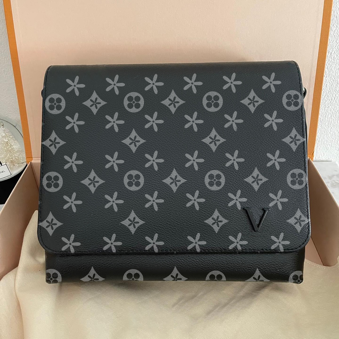 M46255 Genuine Leather Messenger briefcase bag Womens N42710 Luxury tote handbags clutch Embossed bag Mens Designer Mini DISTRICT flower cross body shoulder bags, White
M46255 Genuine Leather Messenger briefcase bag Womens N42710 Luxury tote handbags clutch Embossed bag Mens Designer Mini DISTRICT flower cross body shoulder bags, White