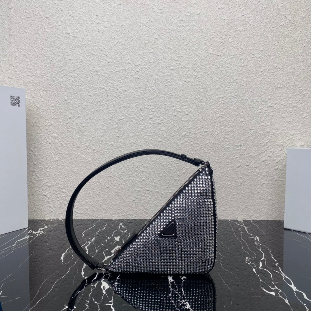 2023 new women's shoulder bag high-end quality crossbody bag Flash diamond triangle bag strap can adjust the length of the shiny appearance is too beautiful
2023 new women's shoulder bag high-end quality crossbody bag Flash diamond triangle bag strap can adjust the length of the shiny appearance is too beautiful