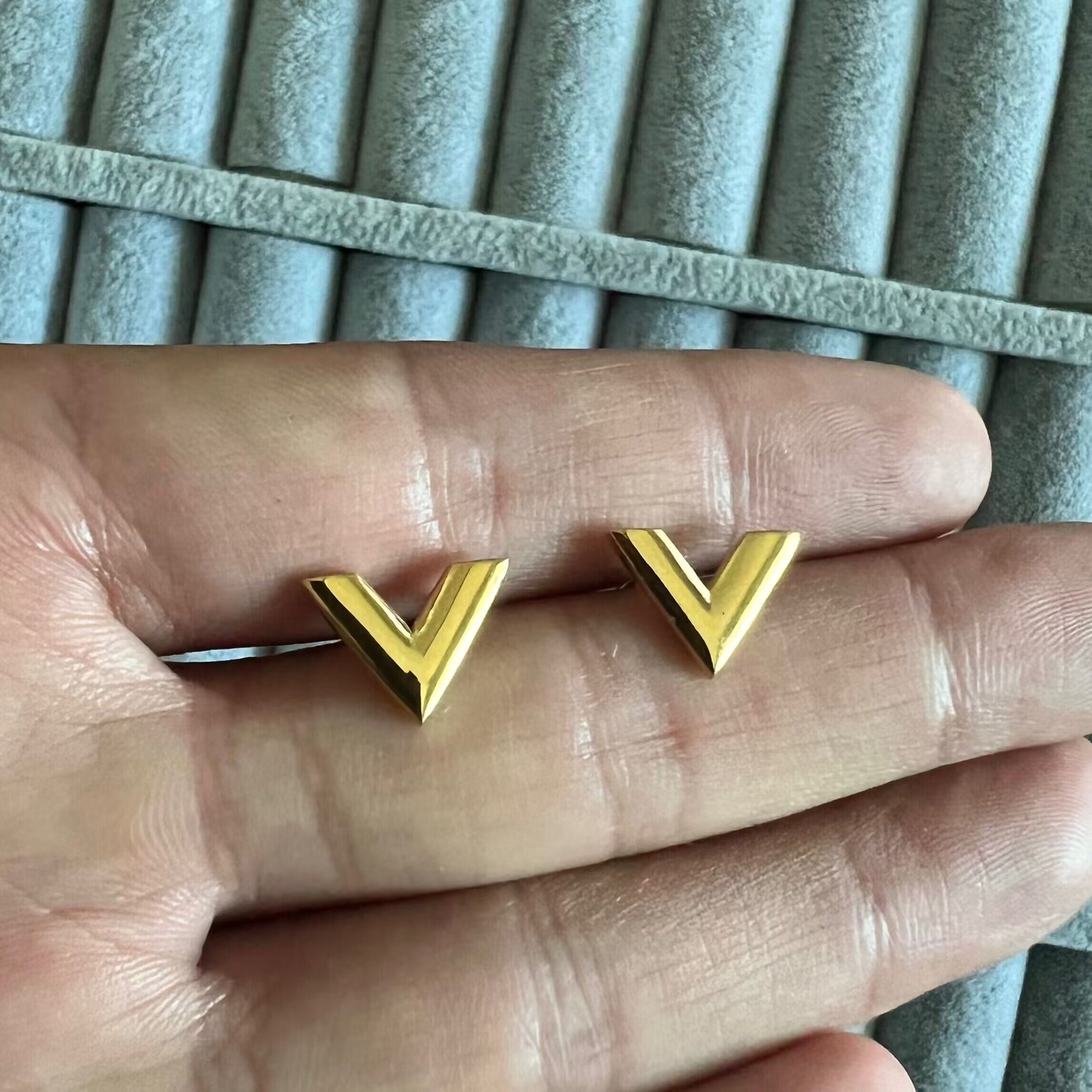 Simple tiny girls men boy original branded V solid stud 316L Stainless Steel 18k Gold silver rose women letter logo engrave earrings wedding party jewelry