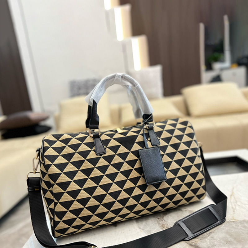 Man Women 45cm Embroidered Travel Bag Black Beige Fabric Duffel Bags Leather Handles Luggage Designers Tote with Shoulder Strap
Man Women 45cm Embroidered Travel Bag Black Beige Fabric Duffel Bags Leather Handles Luggage Designers Tote with Shoulder Strap