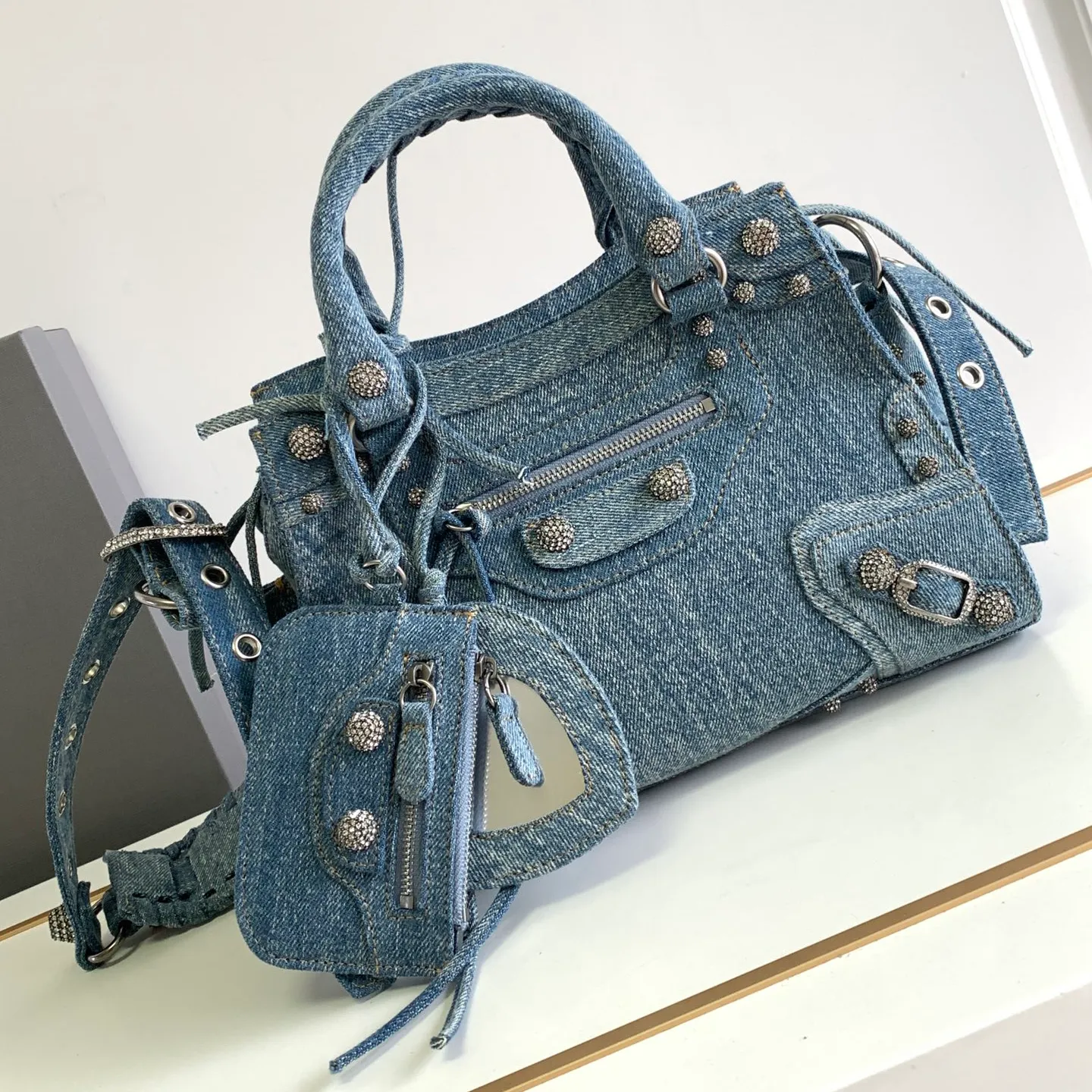Designer Bag Luxury Neo Cagole Denim Silver Button Handbag Motorcycle Shoulder Luxury Designer Crossbody Bag Wallet Pocket Retro Denim Motorcycle Bag 26cm, Blue nail
Designer Bag Luxury Neo Cagole Denim Silver Button Handbag Motorcycle Shoulder Luxury Designer Crossbody Bag Wallet Pocket Retro Denim Motorcycle Bag 26cm, Blue nail